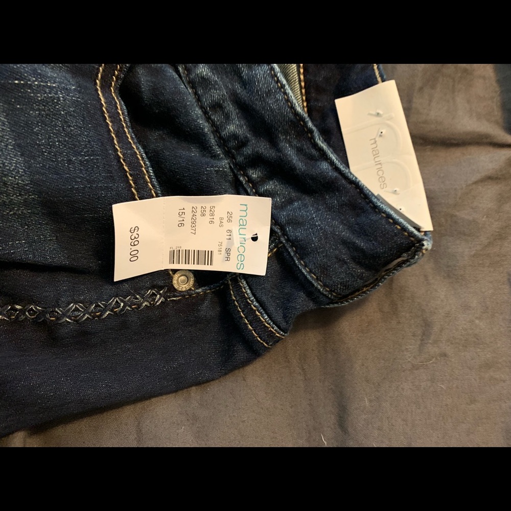 Maurice’s women’s size 15/16 brand new capris